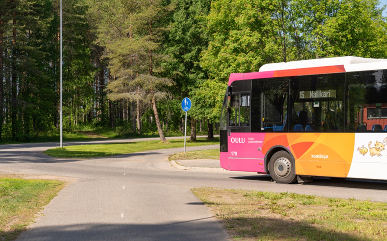 Linja-auto Oulun Mäntylän kadulla. 