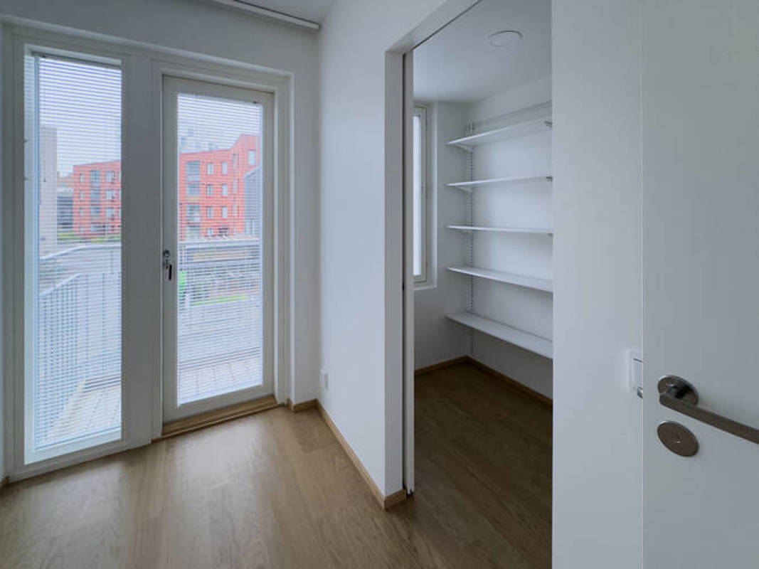 Valokuvanäkymä Kruunuvuorenrannan Kajon asunnon G vaatehuone