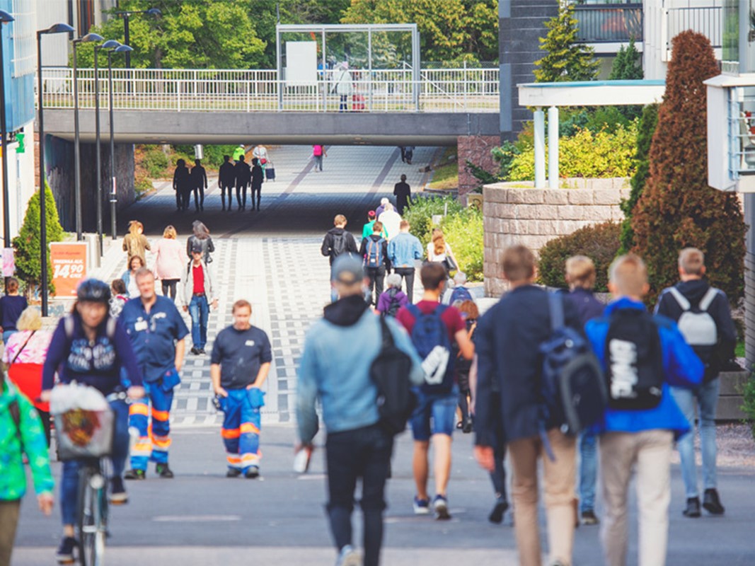 Ihmiset kävelevät Vantaan Myyrmäen asemanseudulla.