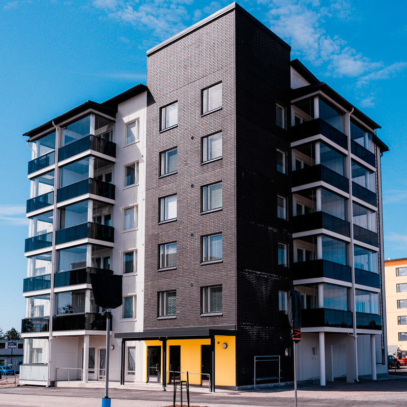 Näkymä kadulta Silmun julkisivusta sisääkäynnin puolelta