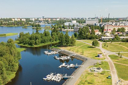 Ilmakuva Oulun vehreän joen varrelta