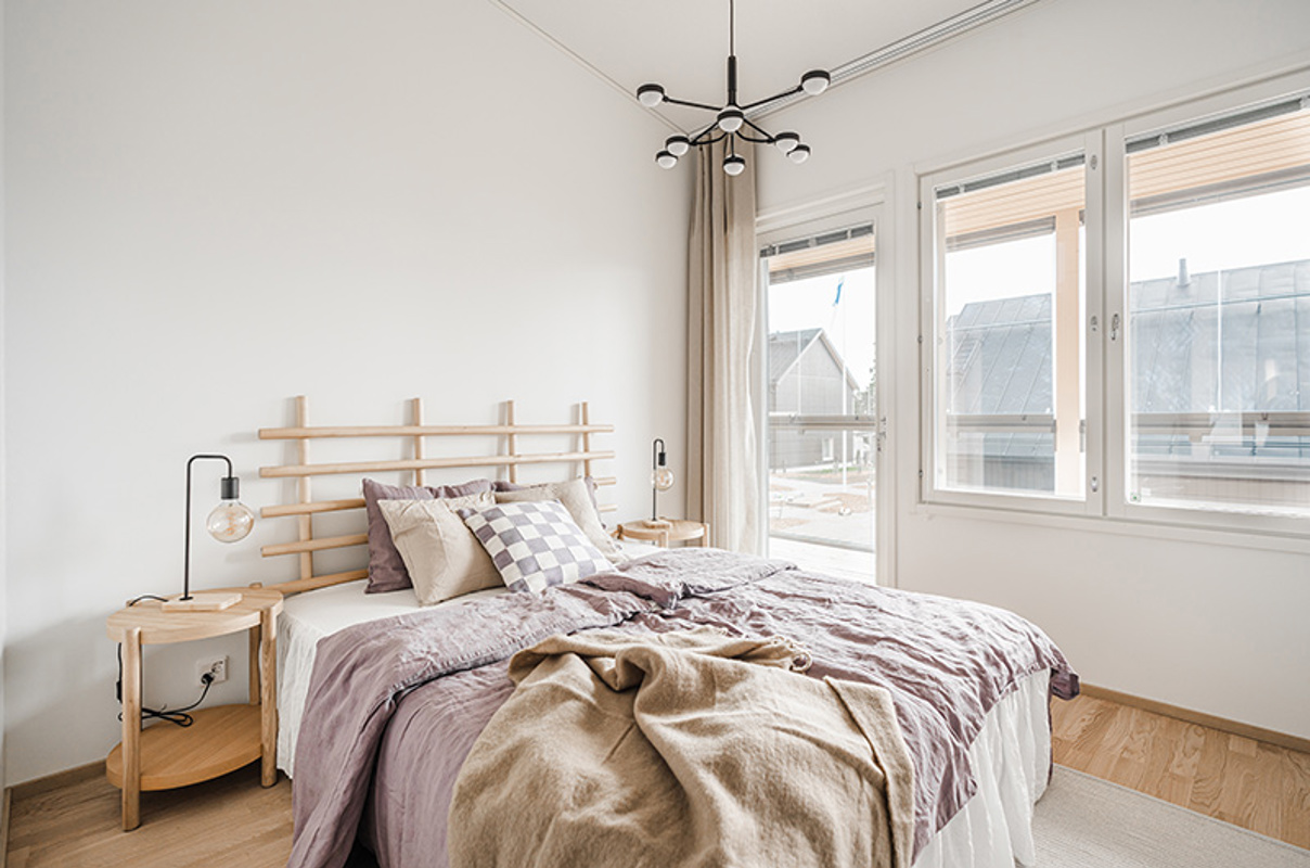 Hartelan rakentaman Painiitynmäki Espoon rivitalokodin skandinaavisesti makuuhuone.