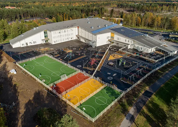 Raahen Antinkankaan Monitoimitalo ylhäältäkuvattuna värikkäine pelikenttineen