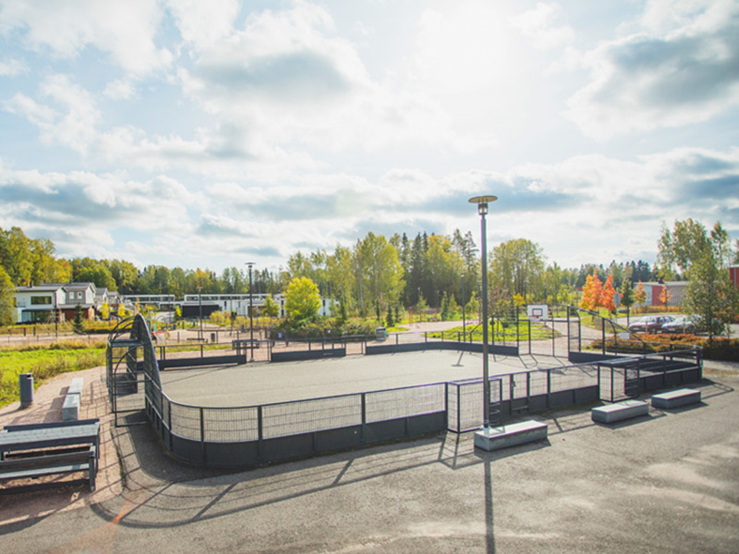 Leikkikenttää Espoon Painiityssä.