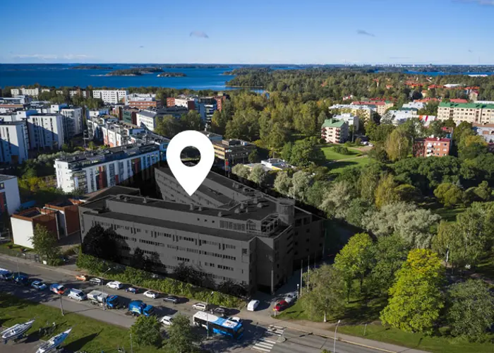 Ilmakuvanäkymä Lauttasaaren Heikkiläntiellä sijaitsevasta toimistorakennuksesta