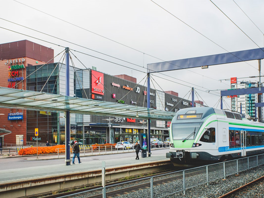 Espoon Leppävaaran juna-asema ja Sellon kauppakeskus.