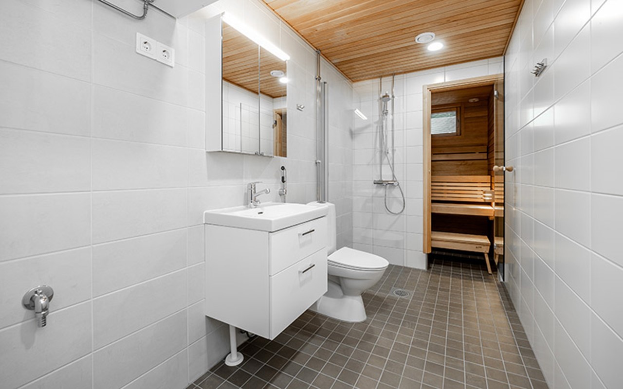 Hartelan rakentaman Oulun Mäntylän Kanervan asunnon A8 kylpyhuone.