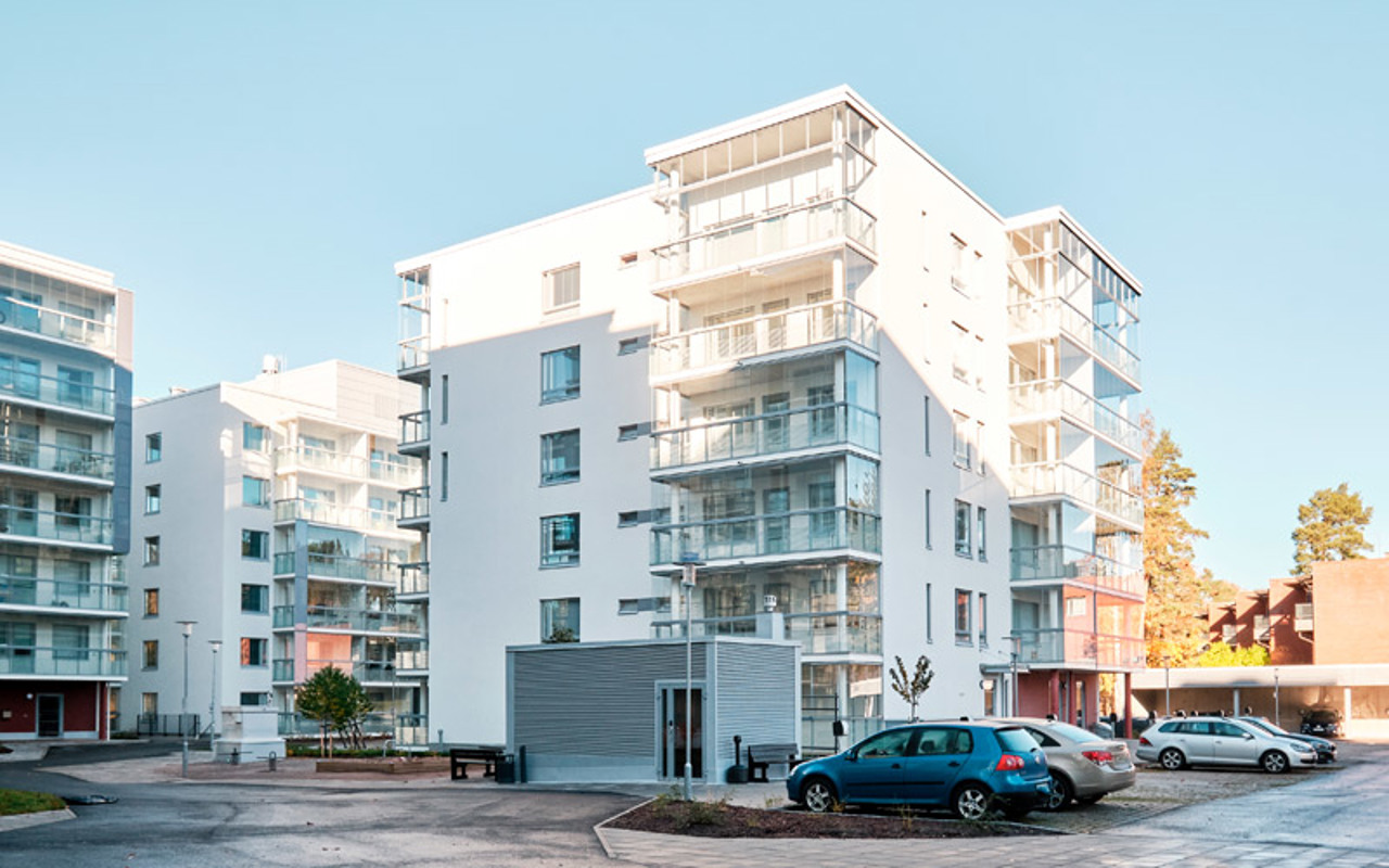 Valokuva Espoon Kehrän piha-aluuesta ja sisäänkäynnistä parkkihalliin