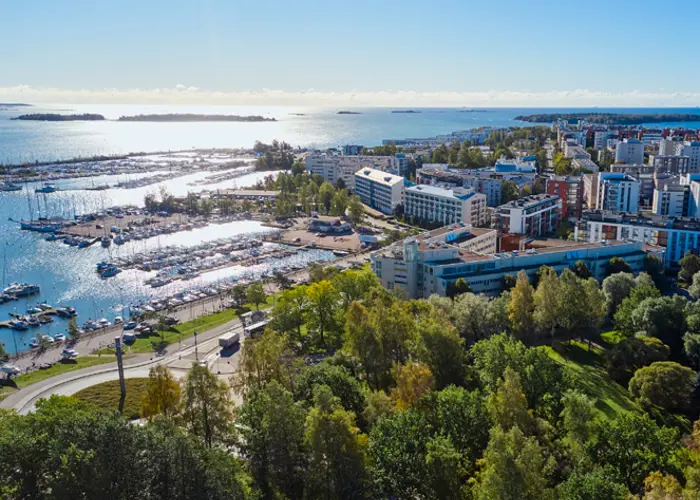 Ilmakuvanäkymä Helsingin Lauttasaaren Vattuniemenkadun ja Heikkiläntien risteyksestä merelle päin katsottuna