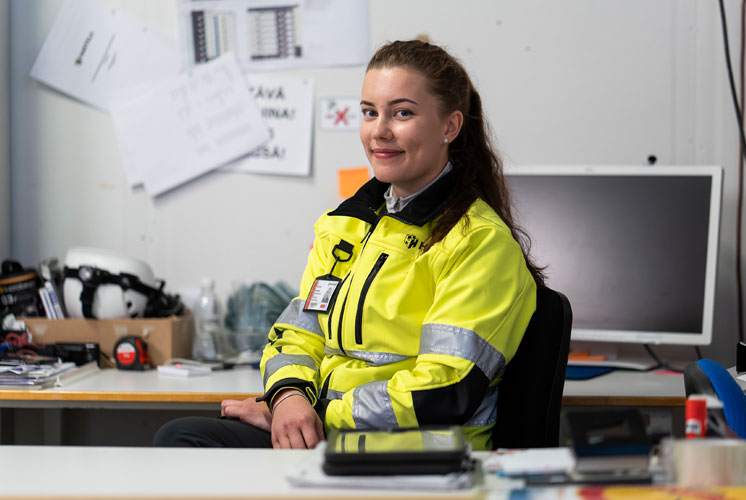 Hartelan työntekijä työmaatoimistolla