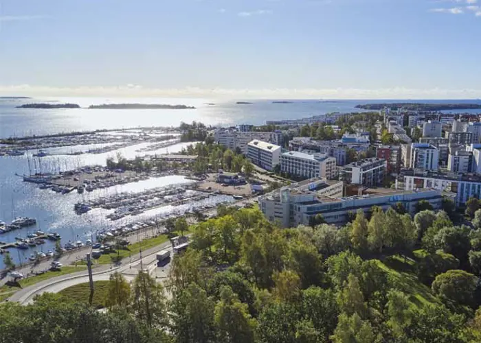 Ilmakuvanäkymä Helsingin Lauttasaaresta kesällä 2025