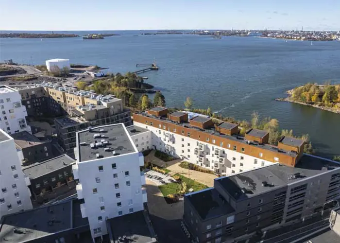 Valokuvanäkymä Helsingin Kruunuvuorenrannasta ilmasta katsottuna. Meri, uudet asuinkerrostalot ja Öljysäiliö 468.