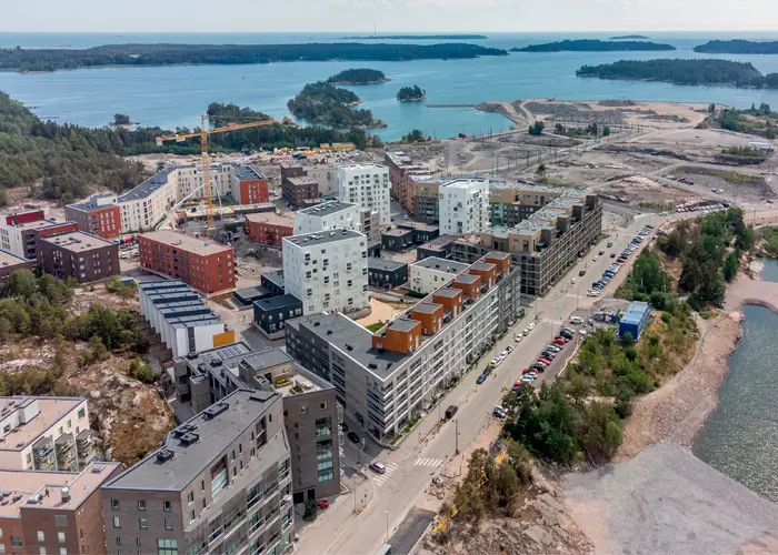 Ilmakuvanäkymä Helsingin Kruunuvuorenrannasta, jonne rakentuu parhaillaan uusi asumisen kaupunginosa
