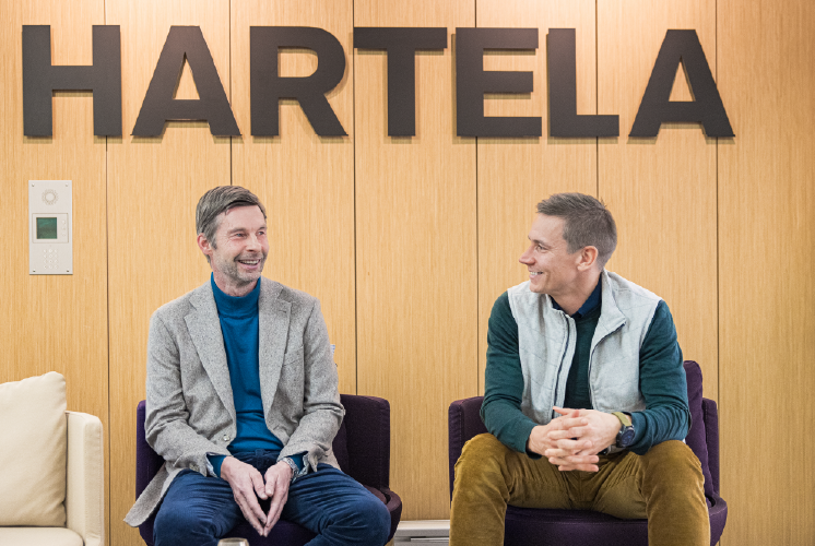 Mika Soinio ja Lari Mallius istuvat tuoleilla ja katsovat toisiaan hymyillen