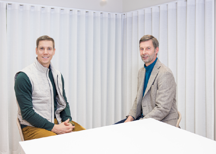 Lari Mallius ja Mika Soinio istuvat pöydän äärellä