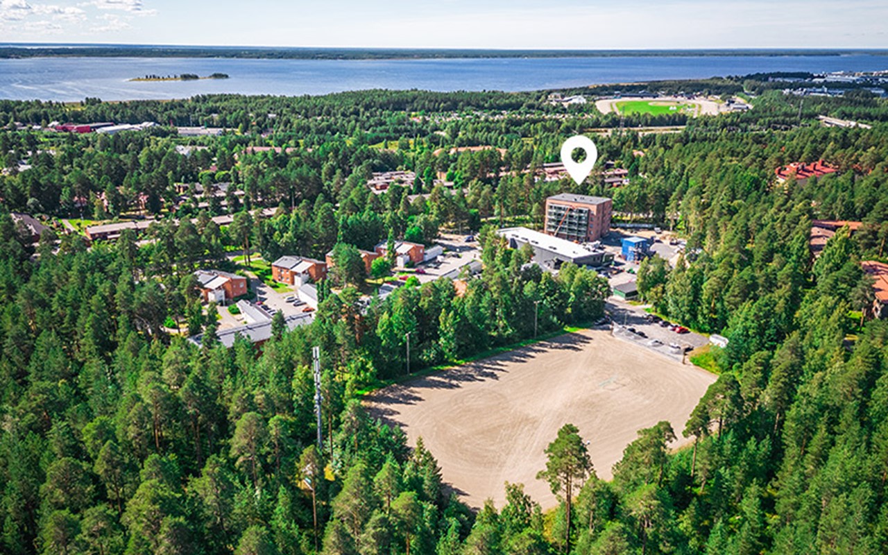 Hartelan rakentaman kerrostalon Oulun Mäntylän Kanervan ilmakuva mäntymetsämaisemissa.