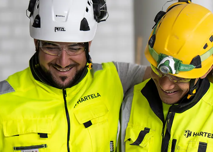 Hartelan työntekijä ja yhteistyökumppani katsovat yhdessä suunnitelmia Hartelan työmaalla