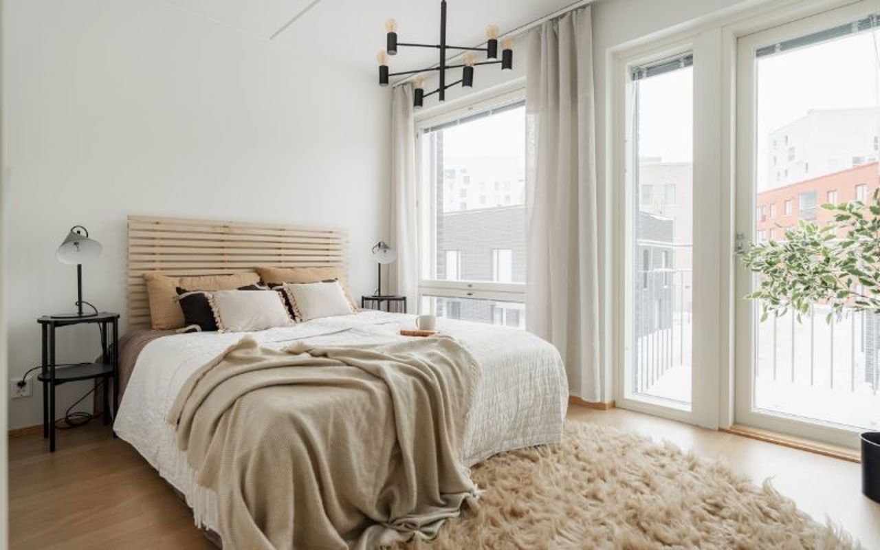 Valokuvanäkymä Kruunuvuorenrannan Kajon asunnon G kalustetusta makuuhuone 1.stä