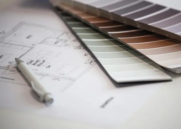 Valokuva kynästä, pohjakuvapiirroksesta sekä väriviuhkasta