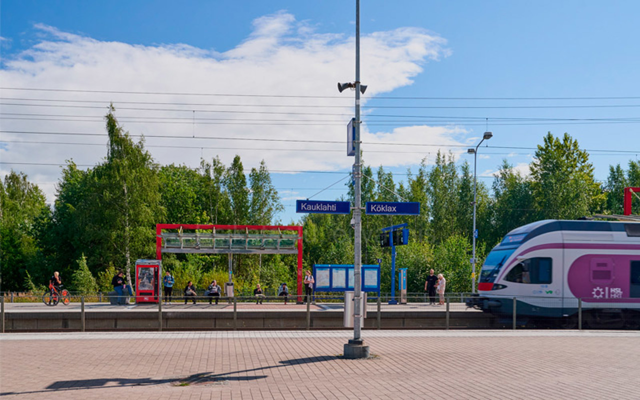 Valokuva Espoon Klauklahden juna-asemalta kesällä 2025