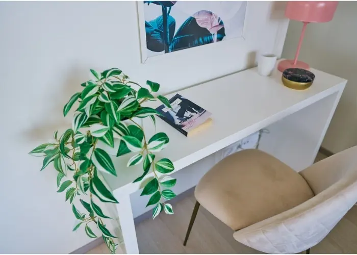 Valokuva makuhuoneen kirjoituspöydästä tuolineen