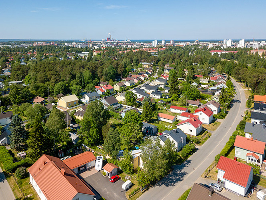 Ilmakuva Oulun Karjasillan pientaloalueesta.