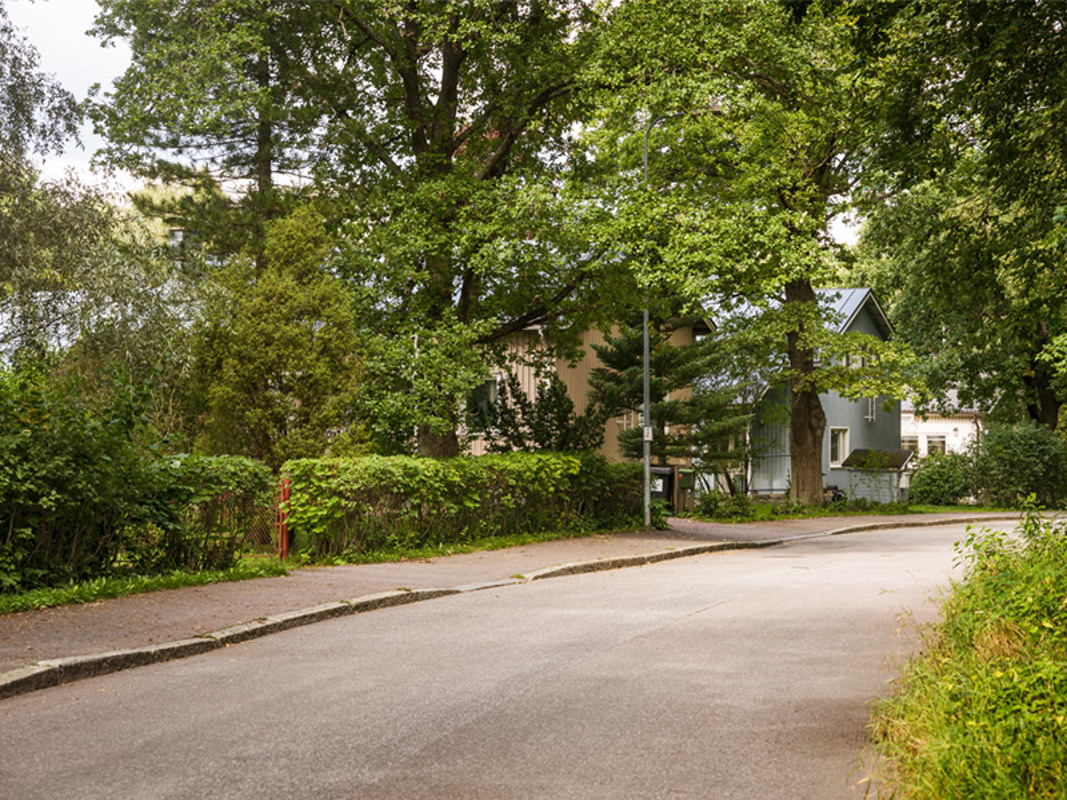 Helsingin Pitäjänmäen vehreä asuinkortteli ja katu.