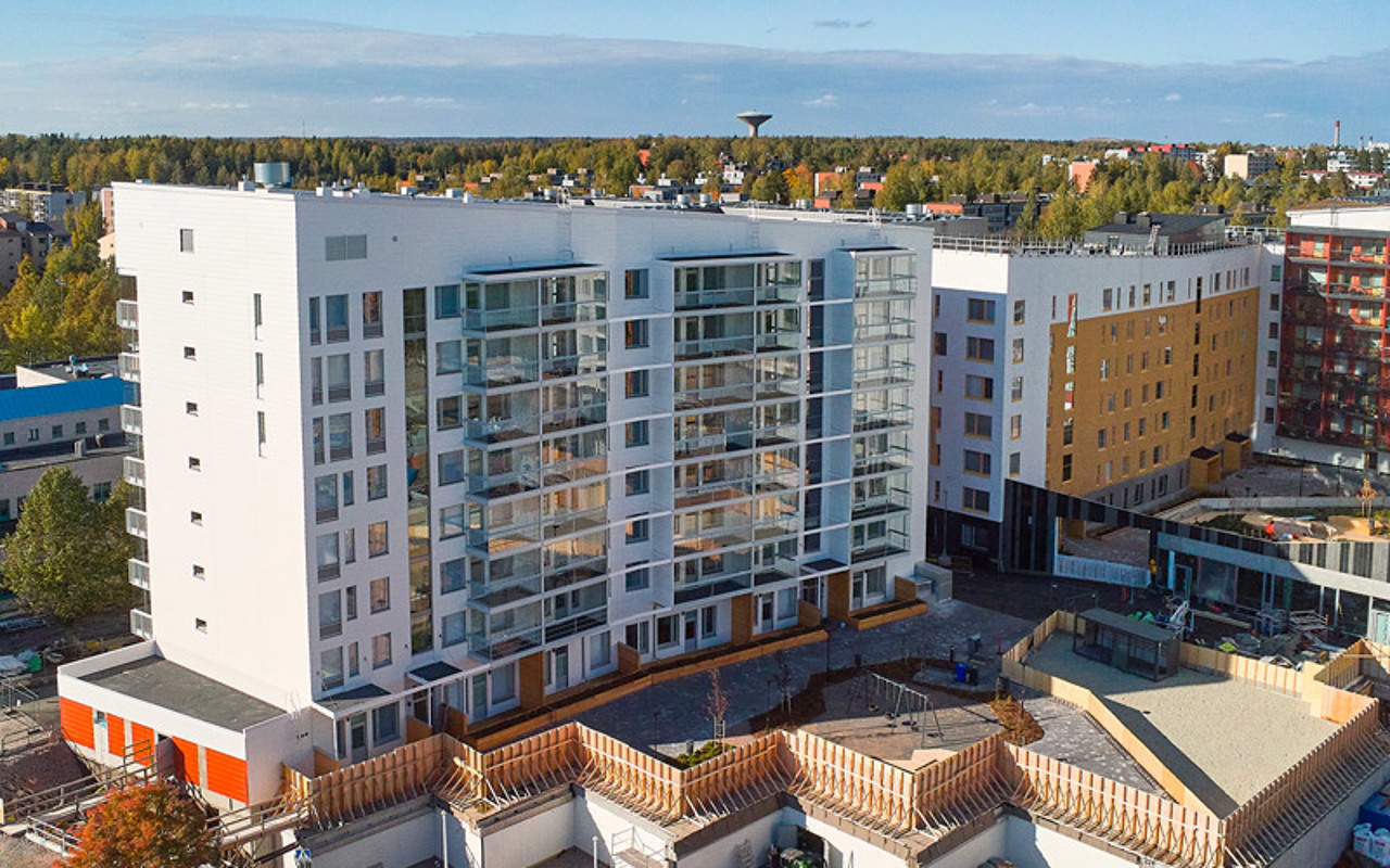 Näkymä Myyrin Terran valmiista kerrostalosta sisäpihalta päin katsottuna