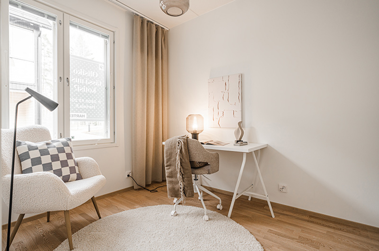 Hartelan rakentaman Painiitynmäki Espoon rivitalokodin skandinaavisesti makuuhuone.