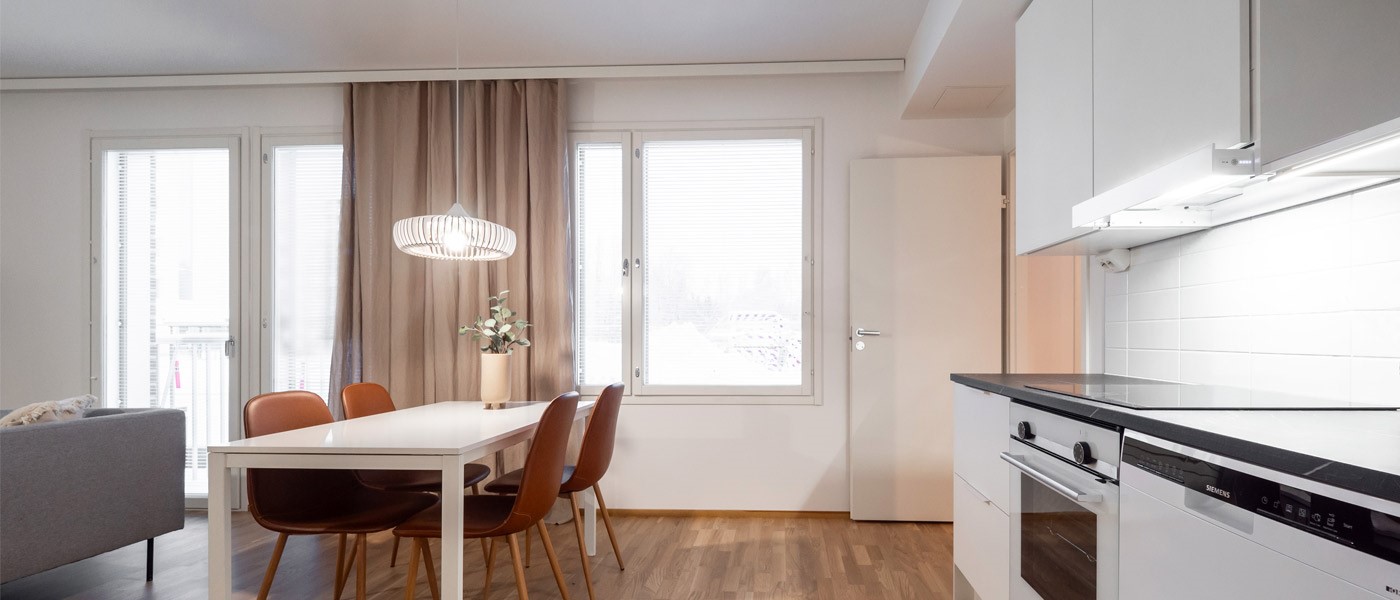 Oulun Satakielen kalustettu asunto A6 näkymä asunnon keittiöön sekä olohuoneeseen