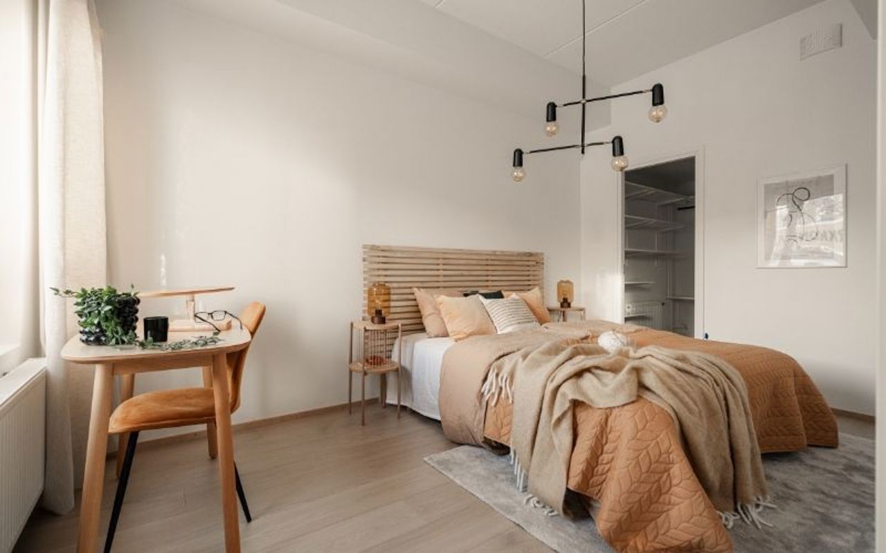 Valokuvanäkymä Lahden Vahva-Jussin Taimen esittelyasunto A1:sen makuu-ja vaatehuone