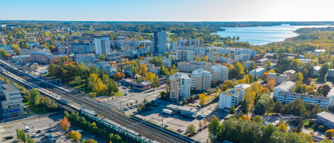 Ilmakuva Järvenpään kaupungista Tuusulanjärvelle päin katsottuna