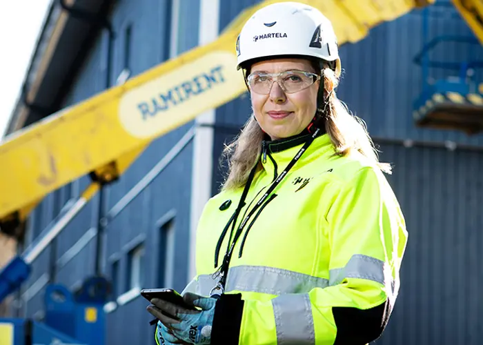 Työturvallisuuspäällikkö Sirpa Ek työmaalla
