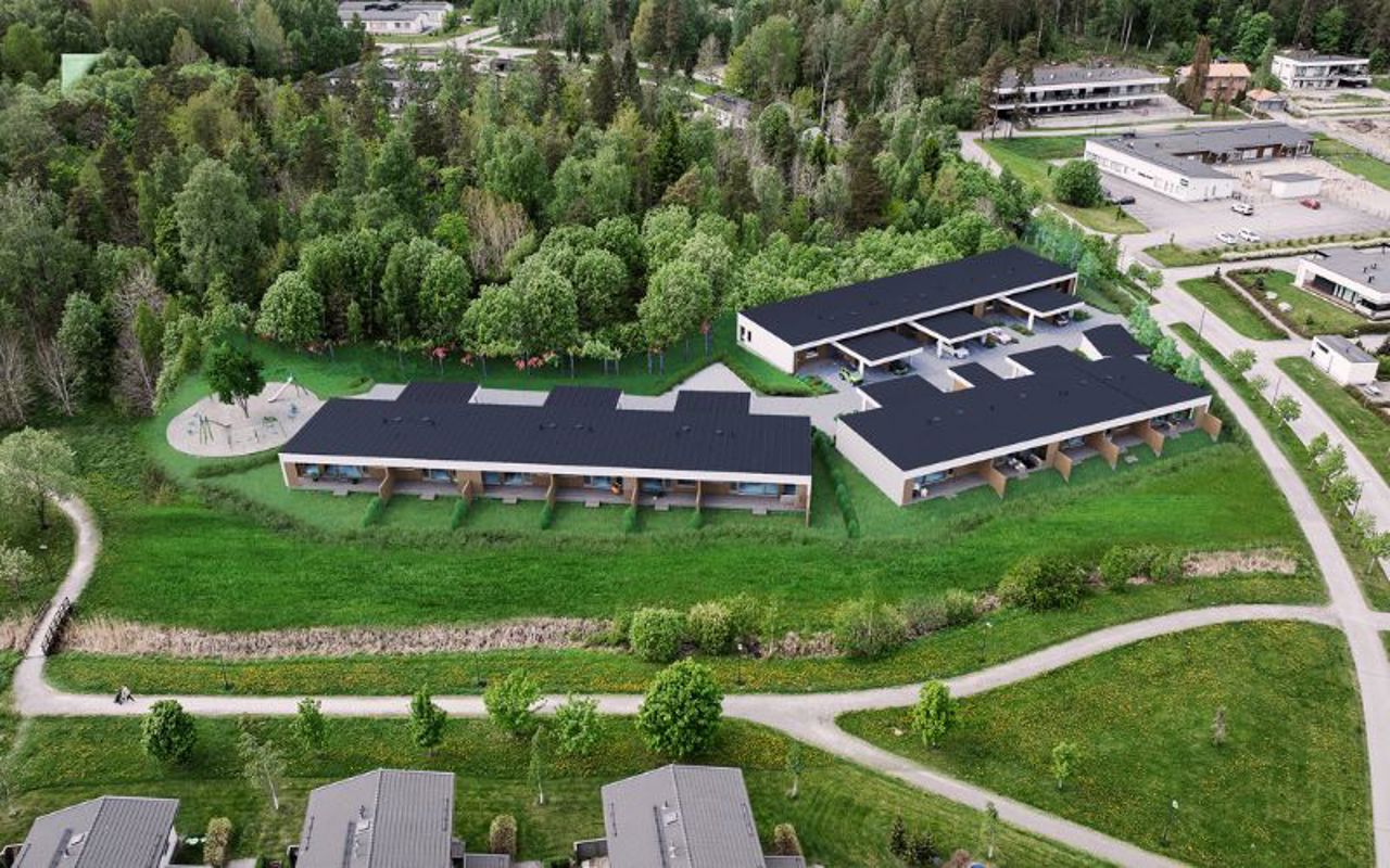 Ilmakuva suunnitellusta rivitalosta visualisointikuva istutettu kuvaan.