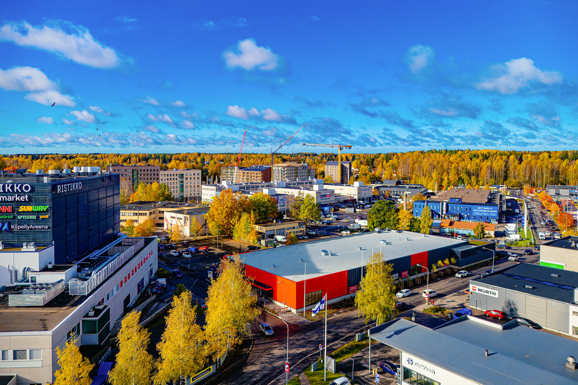Julan myymälärakennus sijaitsee Konalassa, kauppakeskus Ristikon välittömässä läheisyydessä. 
