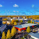 Julan myymälärakennus sijaitsee Konalassa, kauppakeskus Ristikon välittömässä läheisyydessä. 