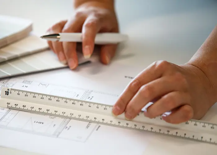 Hartelan työntekijä katsomassa suunnitelmia