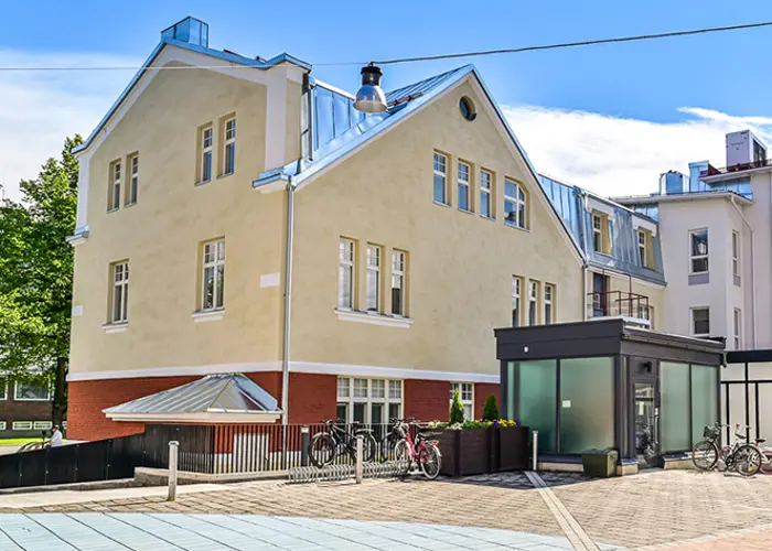 Åströmin palvelutalo terasseineen takapihalta kuvattuna