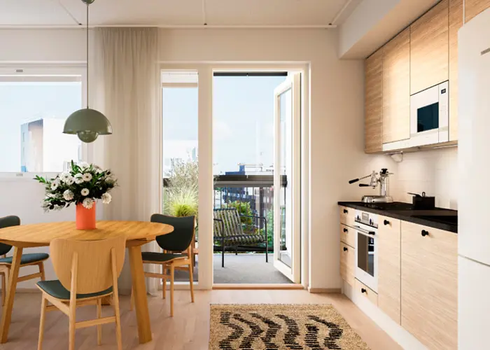 Luonnoskuva Kajon kerrostaloasunnon näkymästä parvekkeelle keittiöstä