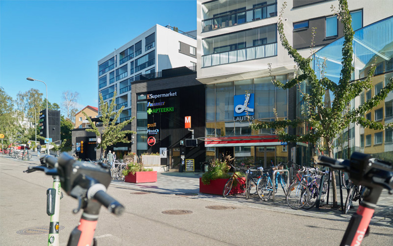 Valokuvanäkymä Lauttasaaren metron sisäänkäynnistä kadulta katsottuna