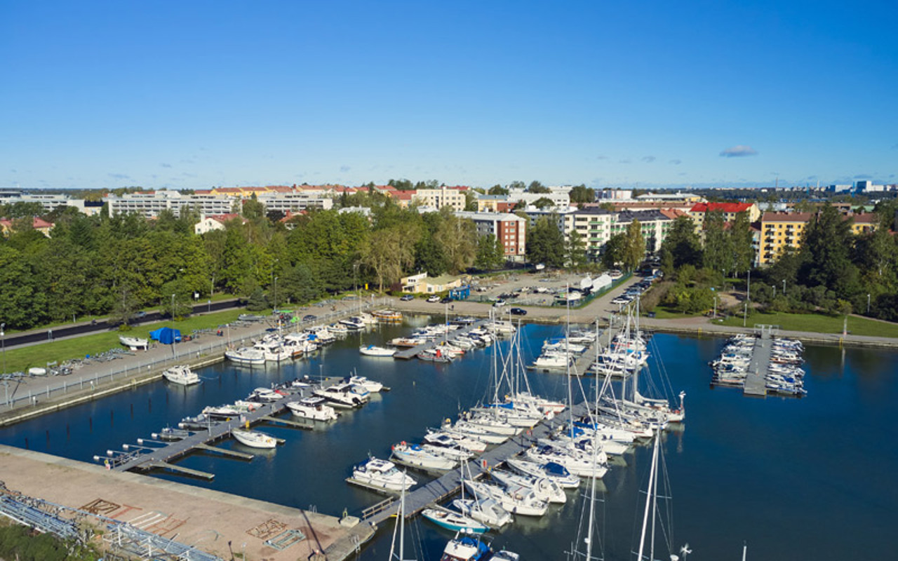 Valokuvanäkymä Meripuistotien varrella sijaitsevasta pienvenesatamasta