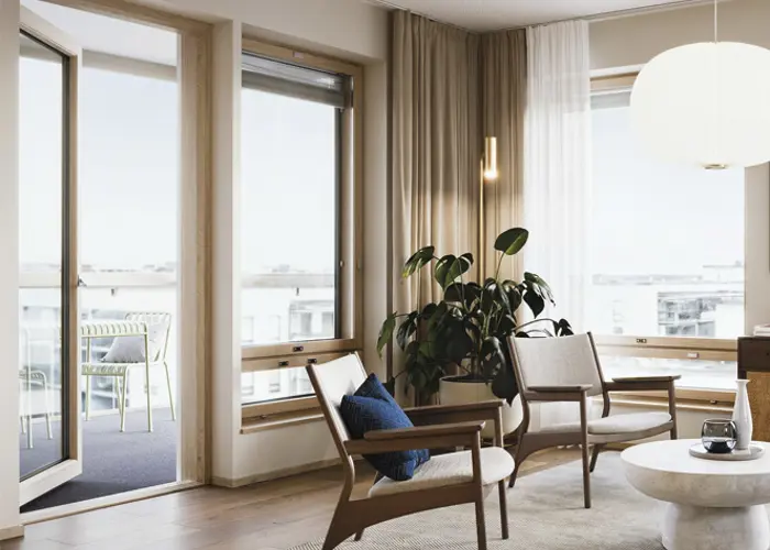 Luonnoskuvanäkymä Tampereen Takojan Portin asunnon olohuoneen parvekkeesta ja isoista ikkunoista