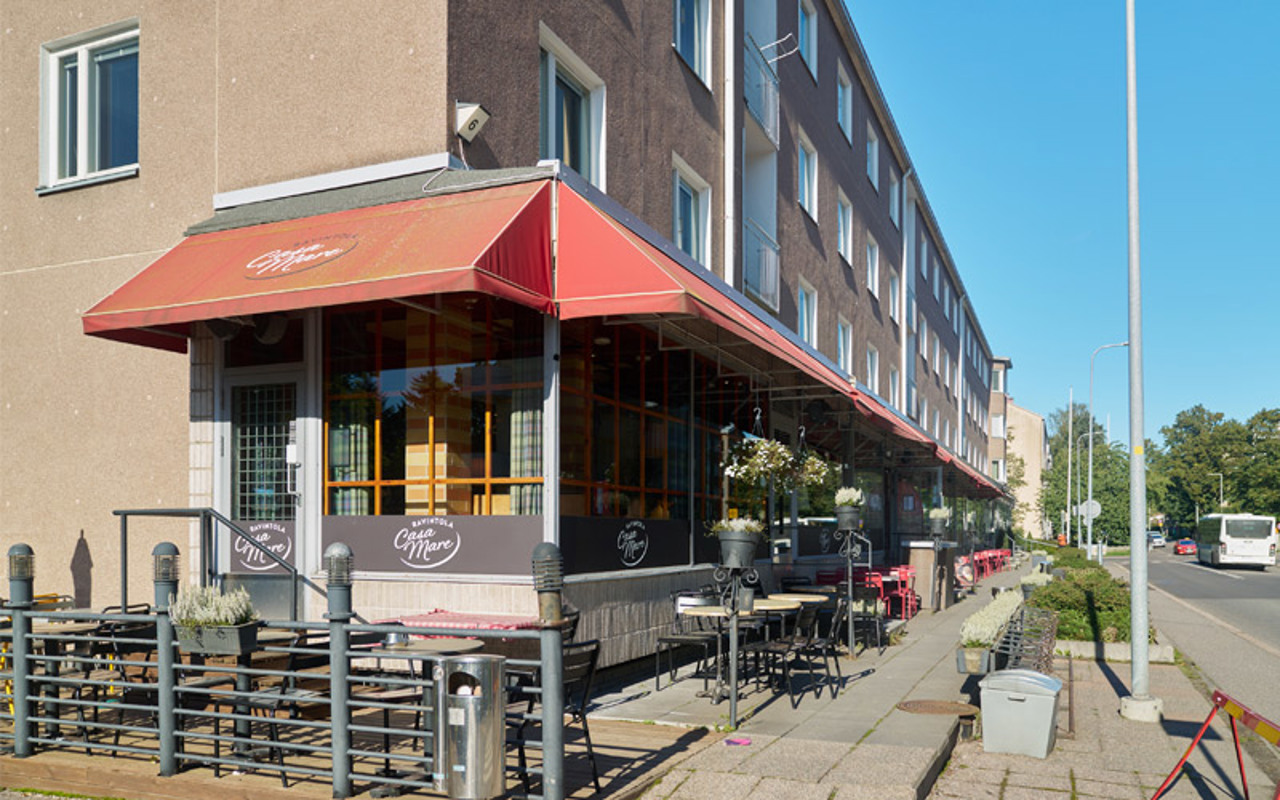 Valokuvanäkymä Helsingin Lauttasaaressa sijaitsevasta kivijalkaliikkeestä kesällä 2025