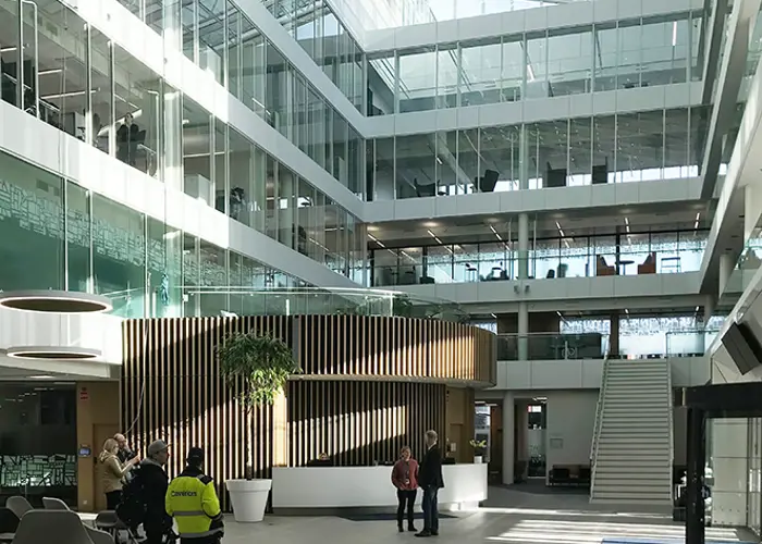 Rambollin aulassa valoa ja tilaa luo korkea lasikatto kerrosten yllä