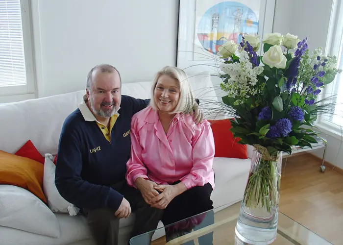 Jarmo ja Irma uuden Hartela-kotinsa sohvalla Kaarinan Raadelmassa