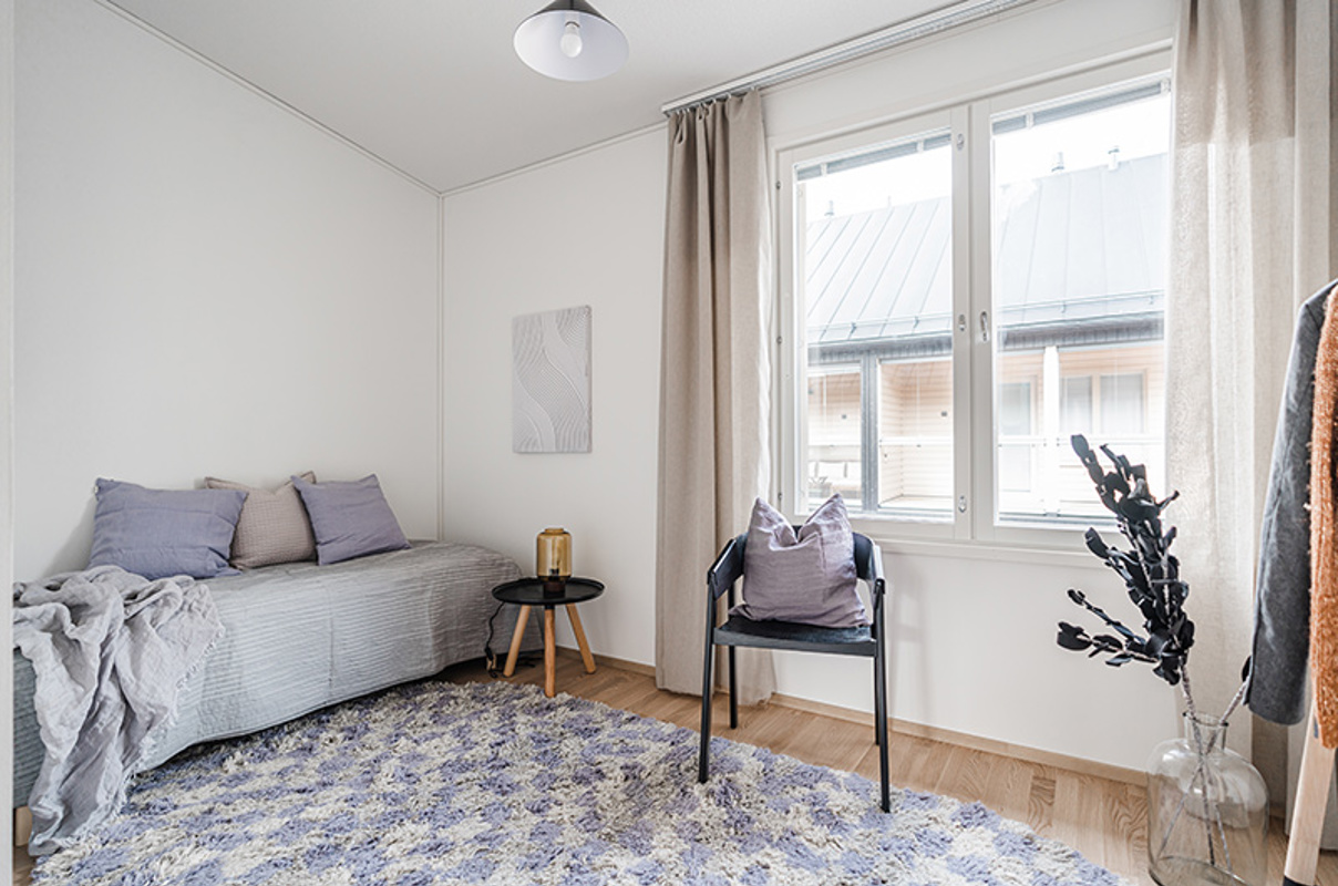 Hartelan rakentaman Painiitynmäki Espoon rivitalokodin skandinaavisesti makuuhuone.