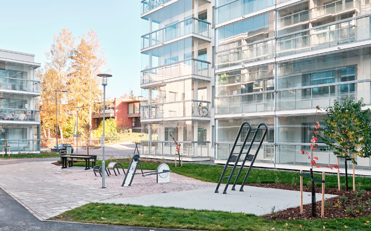 Valokuva Espoon Kehrän piha-alueen kuntoilulaitteista