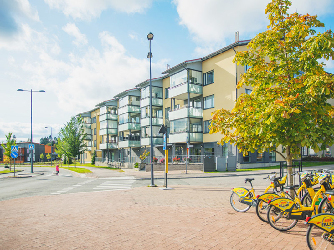 Espoon Painiityssä kerrostaloja ja kaupunkipyöriä.