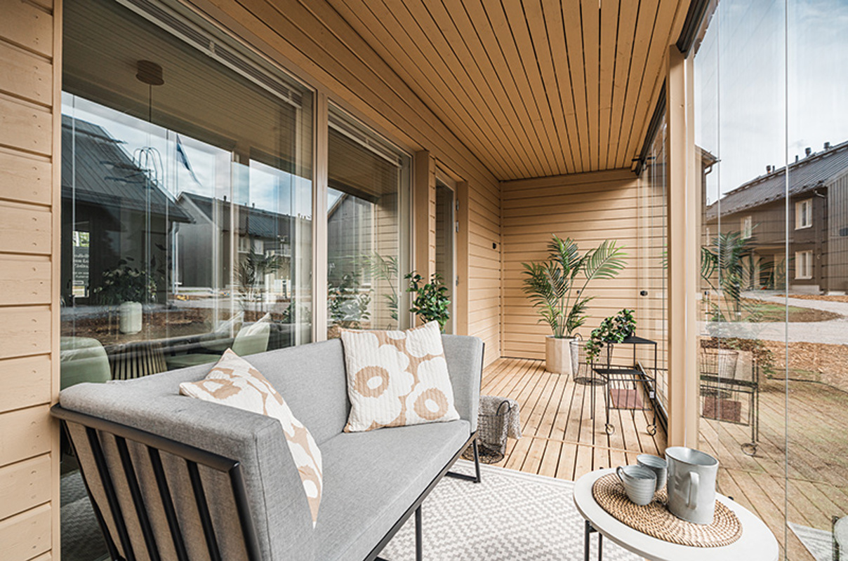 Hartelan rakentaman Painiitynmäki Espoon rivitalokodin lasitettu terassi kalusteineen.