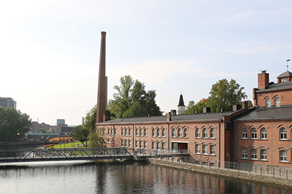 Tampereen Finlaysonin alueen punatiiliset rakennukset veden äärellä